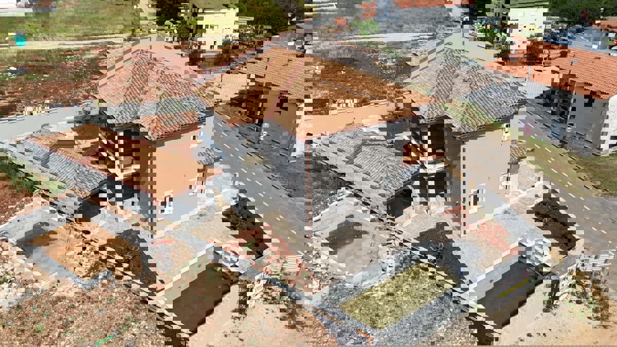 Nuova costruzione: bifamiliare con piscina vicino a Buje